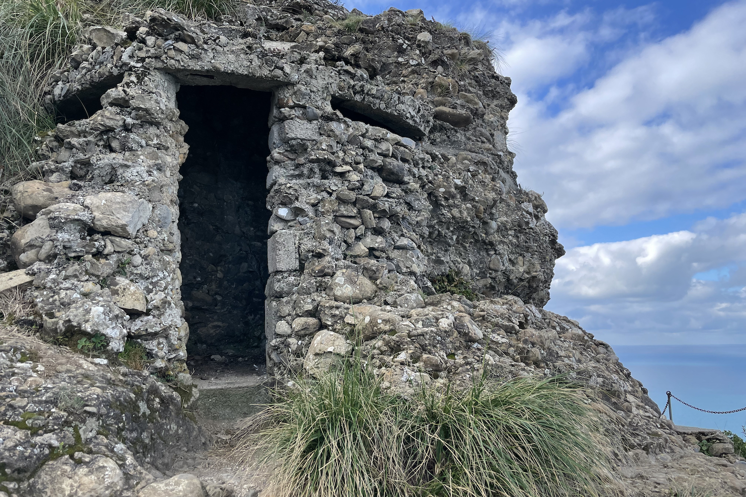 Uno dei primi bunker mimetizzati che si trova sul sentiero delle batterie di punta Chiappa.